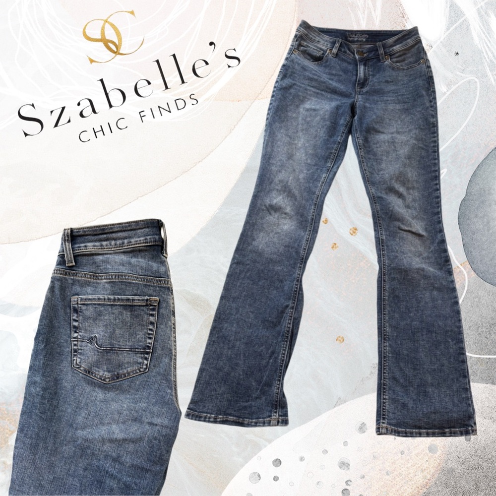 Women's Mid-Rise Flare Jeans!👖